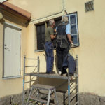 Fönster inspekteras inför renovering