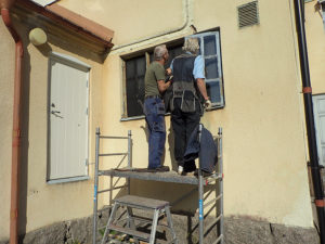 Fönster inspekteras inför renovering